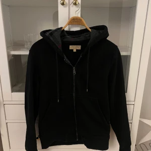 Burberry Zip Tröja - Skön burberry zip hoodie svart, Ny skick inga defekter. Hör av dig vid frågor. Storlek S. Kan diskutera priset.   Nypris: 6000kr