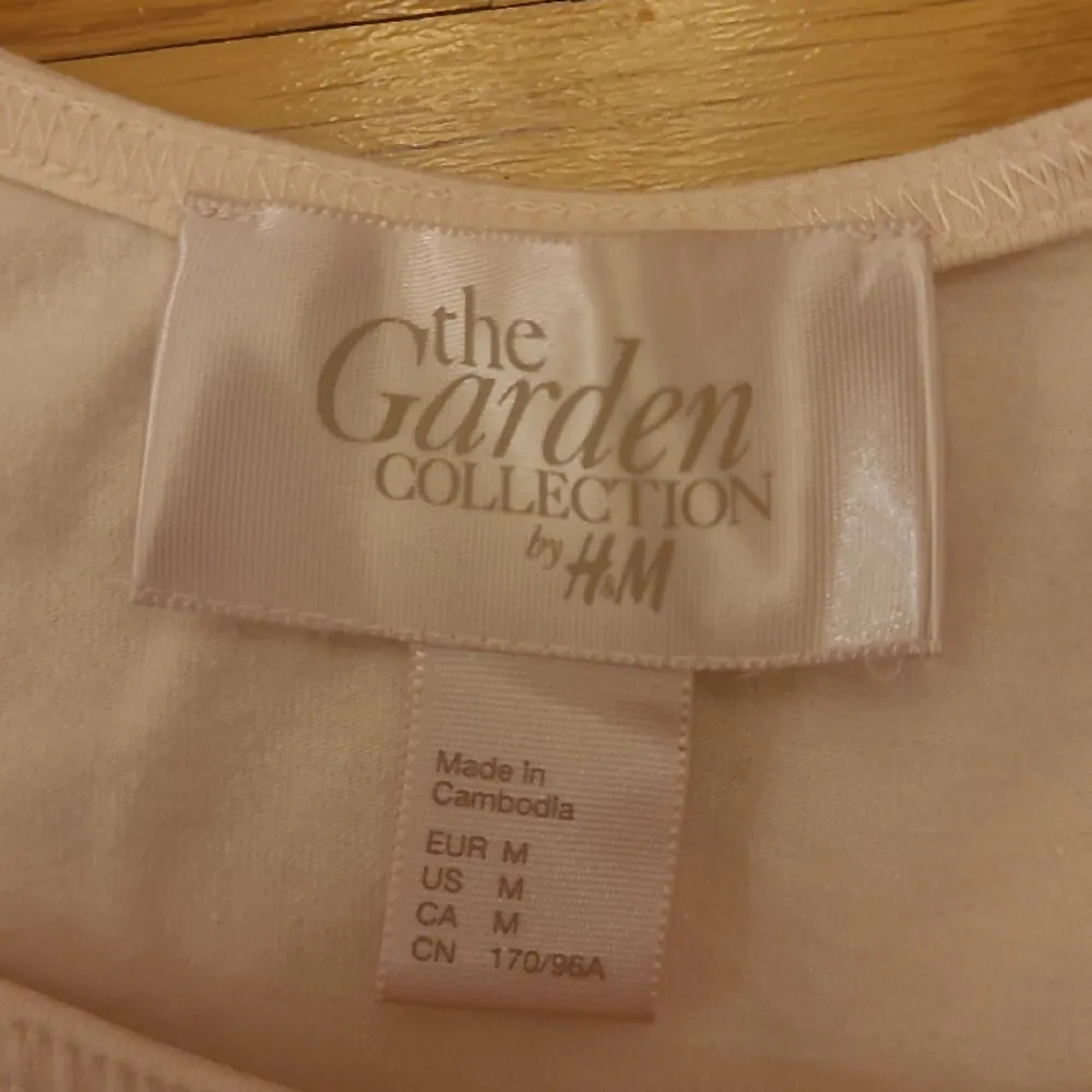 Supergullig klänning från H&M:s Garden Collection. Färgen är beige-rosa. Kan fraktas men köparen står för frakten 💕. Klänningar.