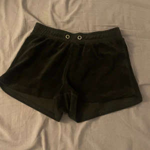 Shorts - Säljer dom här shortsen. Dom är från gina tricot, det finns tyvärr one inget band men dom funkar utmärkt utan ❤️ storlek xs 
