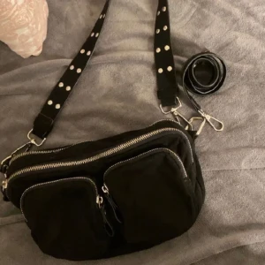 GinaTricot Väska - säljer denna väska från ginatricot, nyskick köpt för 500 för ett tag sen säljer vidare för 200💓