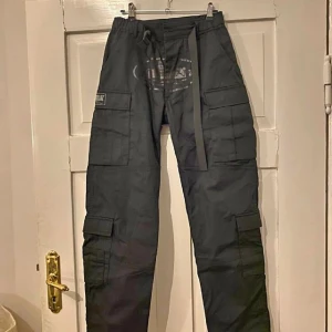 Corteiz byxor  - Säljer dessa då de är för små för mig passar Xs/S jag har storlek M därmed passade de ej. Aldrig använda och i nyskick. 