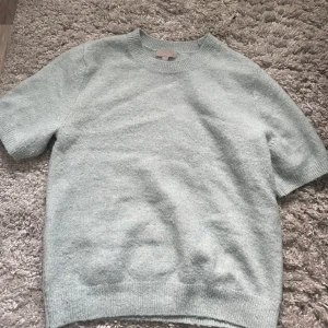 Stickad t shirt - Jättefin grå/blå stickad t shirt, inga defekter. Använd en gång🫶🏻