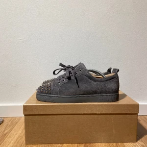 Christian Louboutin gråa - Säljer nu dessa speciella Louboutin i färgen grå med silvriga spikar. Just denna modell är speciell. Vid köp av skorna tillkommer box,dustbag,extranitar och kvitto. De är i bra skick men några nitar har tappat lite färg. Tveka inte på att höra av!