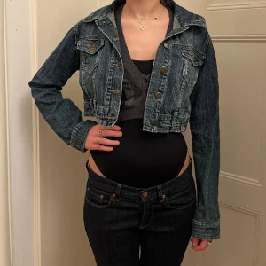 Croppad jeansjacka🥰 - Såå fin croppad jeansjacka😍💕