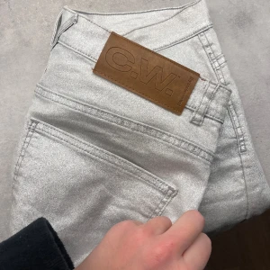Carin Wester jeans silver - Silverglittriga jeans från Carin Wester. Storlek 38. Lose straight fit. Som nya!