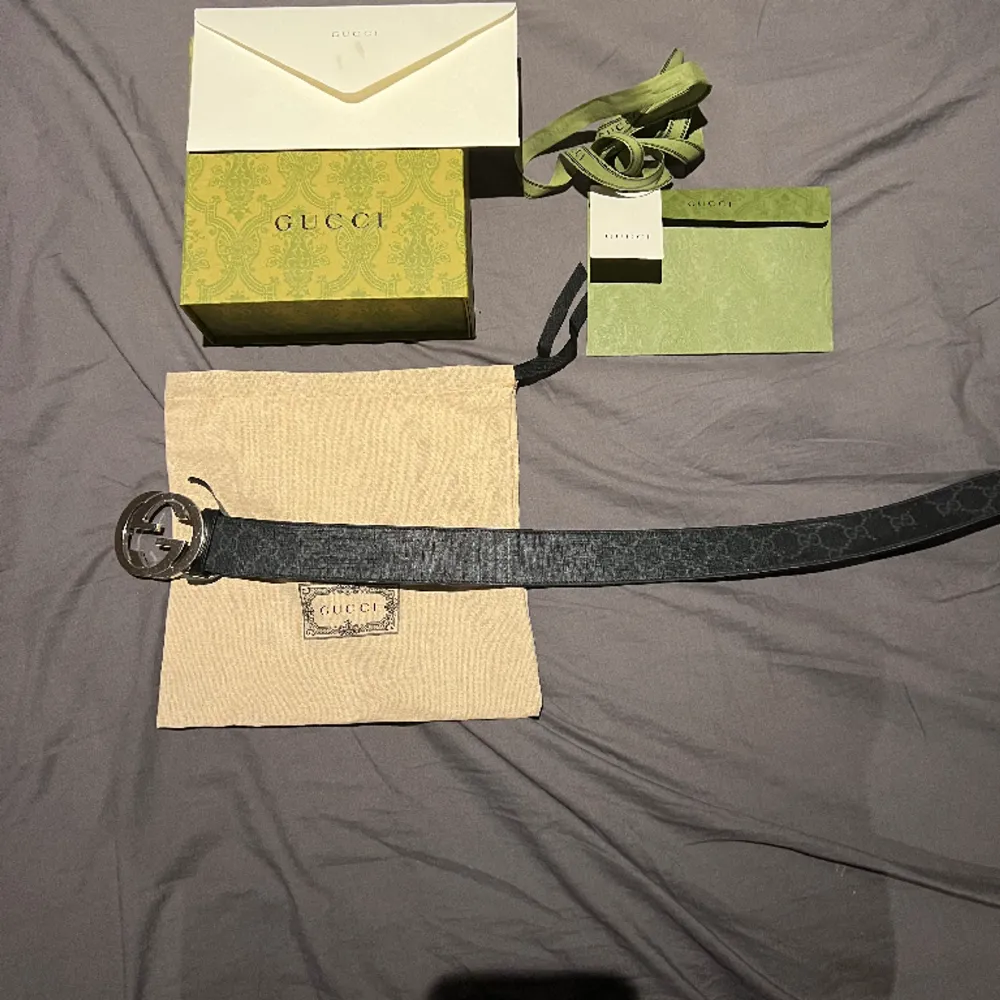 Gucci Supreme belt storlek 90  All Og förutom tygpåsen.  Skick: 8/10 Nypris: 4400kr Mitt pris: 2250 (kan diskuteras vid snabb affär)  Skicka vid frågor och funderingar! . Accessoarer.