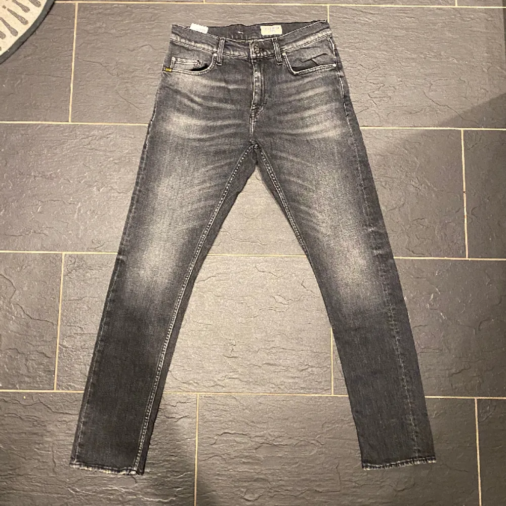 Riktigt fräsha Tiger of Sweden jeans i bra skick utan några defekter.  Storlek: 29/32  Nypris: 1899 kr  Vårat pris: 699 kr. Jeans & Byxor.