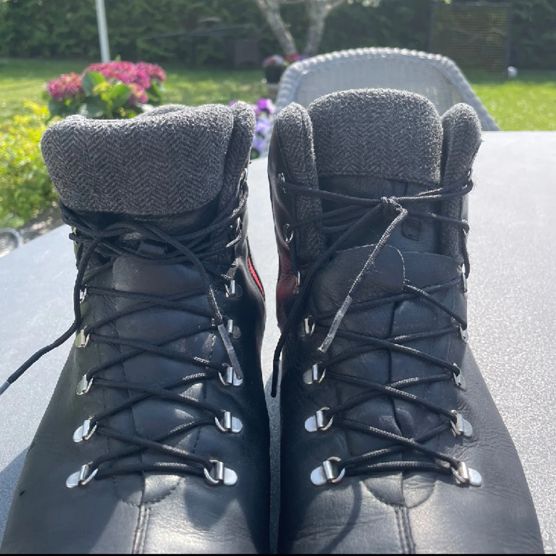 SVARTA ROSSIGNOL STÖVLAR I STORLEK 46 MED RÖDA DETALJER - 90