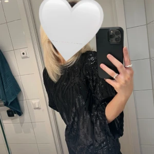 Zara blus - Jättefin nyårsblus från zara! Använd en gång. Stl xs. Inköpt för 590kr🫶🏼💗