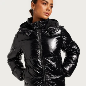 Glansig pufferjacka  - Fin och helt ny glansig Pufferjacka från Nelly, slutsåld på hemsidan.  Storlek xxs men passar mig som är xs 