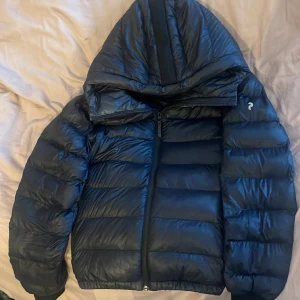 Peak performance jacka  - Säljer min peak performance jacka pågrund av att den inte passar längre den är hi ny skick och har inga defekter som jag kan hitta. Den säljs inte längre och är i storlek M jag är ungefär 173 och kan skicka mer bilder om de skulle behövas🩷 köpt för 2500kr