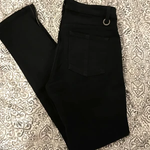 Jeans från ”STOCKH LM” - Jättefina svarta jeans i nyskick. De har små diskreta dragkedjor längst ner på benen. 