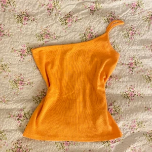 Somrig topp - Toppen är mer coralorange i verkligheten men inte alls skrikig. Använd få ggr