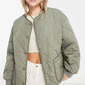 Quiltad jacka från asos - Superfin quiltad jacka från asos!✨ Slutsåld på hemsidan, köptes förra hösten för 499 kronor. Nyskick! DM för fler bilder, pris kan alltid diskuteras!🫶🏻