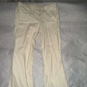 Beige linnebyxor - Säljer ett par beige linnebyxor från bonprix då de inte kommit till användning, passar mig som är 176 och ordinarie priset är 249kr😊