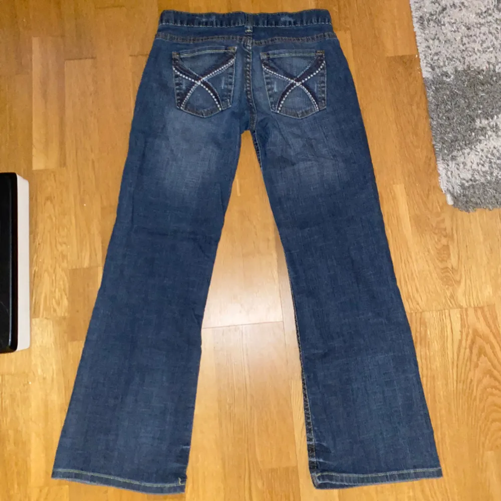 Storlek S. Svinsnygga jeans med coola fickor! Säljs då de tyvärr är för små för mig. För fler bilder/info så som mått osv, skriv i DM😇💓. Jeans & Byxor.