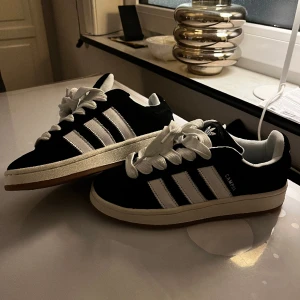 Adidas Campus 00’s - Hej säljer dessa skor då dem är lite för stora för mig. Dem är använda ett fåtal gånger så skulle säga att dem är i kondition 9/10!   Kan gå ner i pris vid snabb affär!