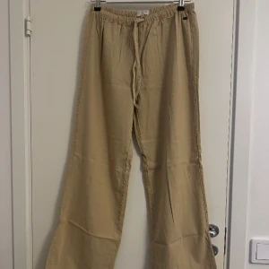 Tygbyxor - Tygbyxor från Pull&Bear i storlek M. Aldrig använda