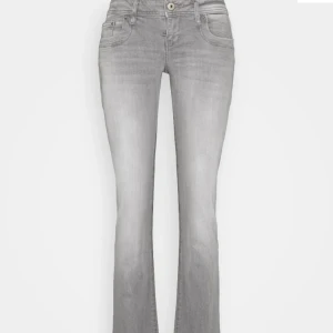Ltb jeans - Säljer mina trendiga ltb jeans som är slutsåld överallt. Dom är i storlek 27/34 men är insydda ungefär 2cm. Dom har även några små hål men inget stort, ni kan skriva för fler bilder💞