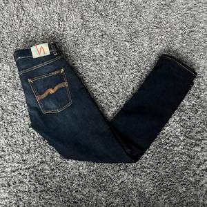 Säljer nu dessa snygga jeans från nudie. Skick 9/10 stolek 32:34 modellen heter grim trim ny pris 1499kr. Skriv vid minsta fundering!