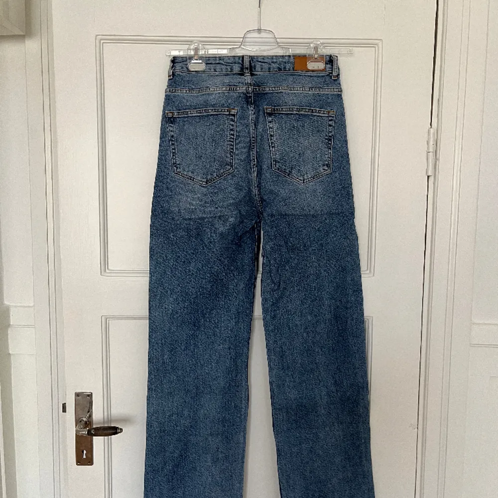 Jeans från Bik Bok. Storlek 31. Dom är avklippta, är själv 173 och behövde klippa av en bit. Så dom passar för 170-175cm.. Jeans & Byxor.