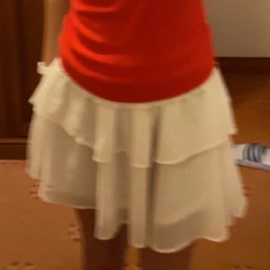 Chelsea kjol - Säljer min superfina chelsea kjol som jag köpte förra året😊 Perfekt till sommaren. Jag har använt den ett fåtal gånger❤️ En superliten fläck på insidan som man inte märker av, kom privat för bild❤️lappen finns inte kvar men det är storlek XS😊