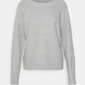 Stickad tröja från Vero Moda - Superfin stickad tröja från Vero Moda med lappen kvar. Färgen är Light Grey Melange och är i storlek S. Priset kan diskuteras 