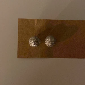 Silvriga pärl örhängen  - Dessa är aldrig använda köpte för inte så länge sedan. Säljer pga att jag inte kan använda örhängen som inte är äkta silver. Super fina.