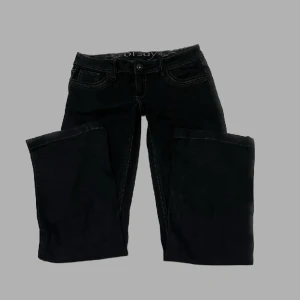 LÅGMIDJADE Y2K BOOTCUT JEANS - Snygga lågmidjade y2k bootcut jeans! Must have! midjemåttet: 41cm innerbenslängd: 76cm😍 PS: KOLLA IGENOM MITT KONTO NI KOMMER HITTA MÅNGA Y2K OCH VINTAGE PLAGG!