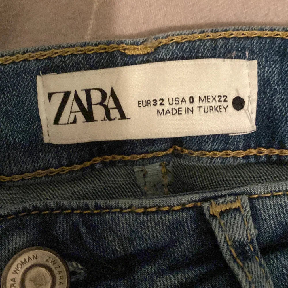Säljer mina populära Low waist zara jeans som är slutsålda! Super fint skick förutom att de är pytte lite slitna vid benen men inte mycket alls! Säljer då de inte kommer till användning❤️. Jeans & Byxor.
