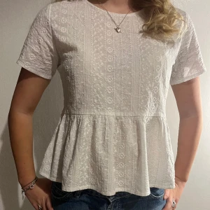 Söt vit topp - Gullig topp/blus💓