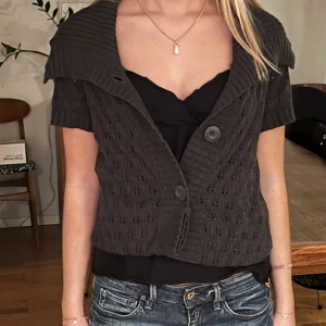 kofta - Supergullig kortärmad och stickad kofta. Är aningen uppsydd längst ner💞