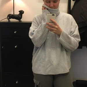 Ljusblå Polo - En riktigt mysig, stickad polotröja från H&M med lång krage som jag säljer då jag inte använder längre. Så gott som ny!☺️