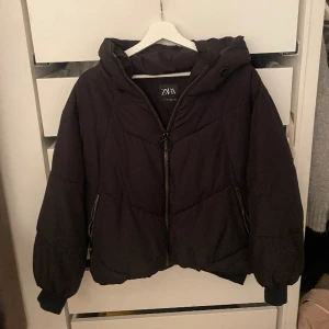 Svart pufferjacka - Jättefin svart pufferjacka i stl xs från zara. Endast använd ett fåtal gången. 