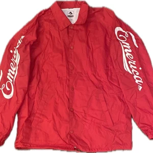 Emerica skate regnjacka  - Jacka av Emerica, helt oanvänd. Storlek L Hör av dig vid frågor! :)