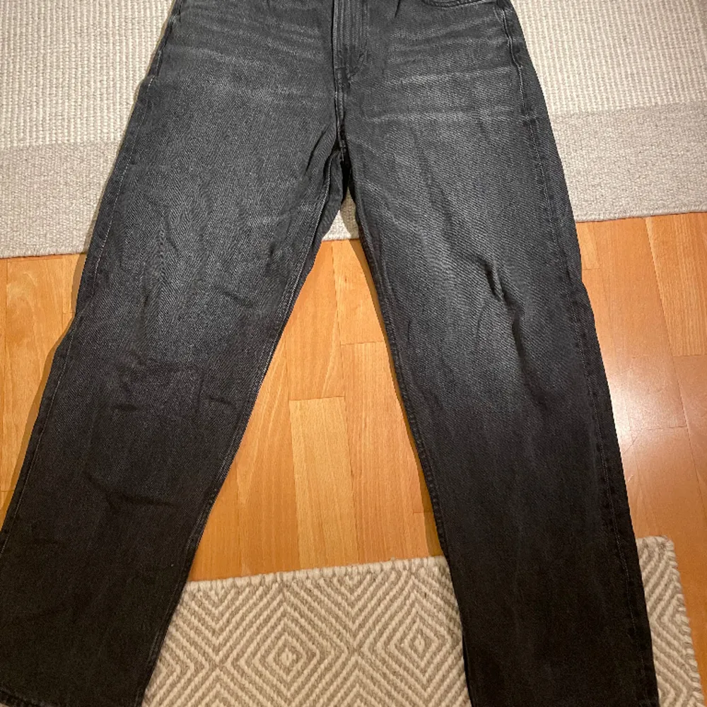 Jeans som är lite slitna ner till men ser bra ut. Inget missfärgade nånstans. Jeans & Byxor.