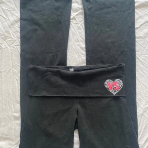 Victorias secret pink yoga pants  - ❌INGA BILDER PÅ DÅ DEM ÄR FÖR SMÅ❌ Victorias secret pink yoga pants utsvängda bootcut byxor storlek XS dåligt skick men har många fläckar se bilder  Midjemått: 34cm  Innerbenslängd: 81 cm  Ytterbenslängd: 100cm  Y2k 