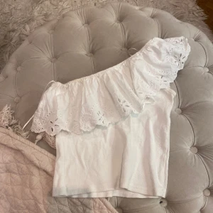 Zara topp - Säljer en söt topp från zara säljer pågrund av att den inte kommer till användning❤️