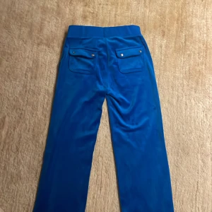 Juicy couture  - Säljer dessa pga att de inte kom till någon användning😊  Varma, bra skick/inga skador