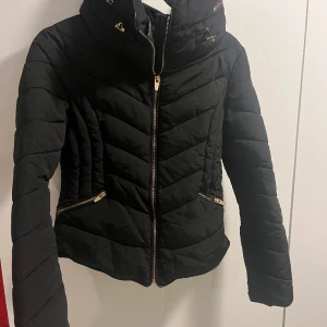 Jacka zara strl s - Hej säljer min fina jacka från zara använd 1-2 gånger bara helt som ny,  vinterjacka / höstjacka , figursydd kort modell  Storlek s  Den är helt fläckfri och skicket är som ny 🥰