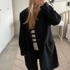 Lång kappa  - Tyvärr ett hål längst ner, därav priset. Passar S-L, beroende på hur man vill att den ska sitta. Skriv om du har frågor! 🩷
