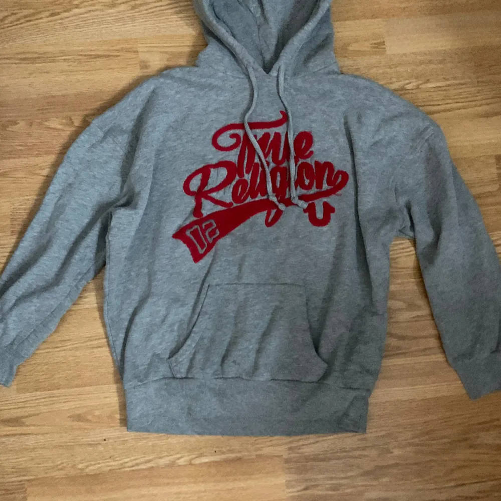 true religion hoodie som inte kommer till användning då den inte är min stil längre, pris kan diskuteras! skriv vid frågor och kontakta före köp 💗. Hoodies.