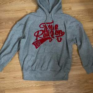 true religion hoodie som inte kommer till användning då den inte är min stil längre, pris kan diskuteras! skriv vid frågor och kontakta före köp 💗
