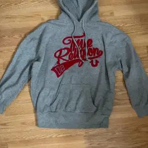 true religion hoodie som inte kommer till användning då den inte är min stil längre, pris kan diskuteras! skriv vid frågor och kontakta före köp 💗