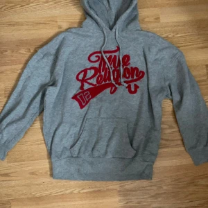 true religion hoodie  - true religion hoodie som inte kommer till användning då den inte är min stil längre, pris kan diskuteras! skriv vid frågor och kontakta före köp 💗