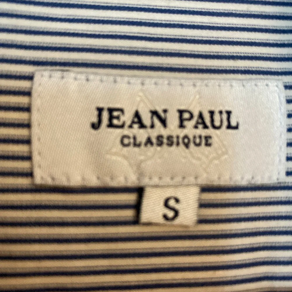 Skjorta från Jean Paul classique.  Storlek: S Material: Bomull Använd, men utan anmärkning.. Skjortor.