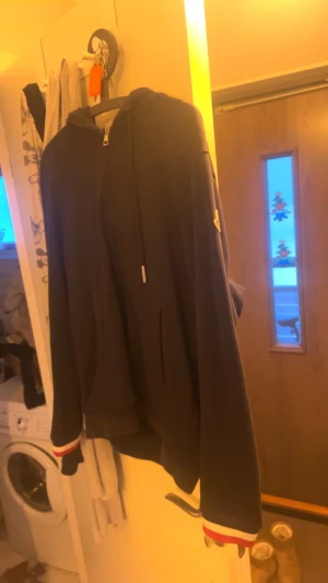 Moncler Magilla zip  - Säljer nu min Moncler zip hoodie självklart äkta! Storlek L men sitter mycket mer som en Medium!  Ligger ute för runt 2.5 men lägger ut för 1.7 snabb affär 