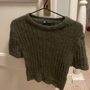Zara tshirt  - Snygg grön stickad zara tshirt bra skick💓kan köpas för 100kr direkt💓 jätte fluffig och super skön att ha på sig men också så snygg!