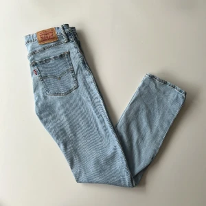 Levis 501🔵 - Riktigt snygga Levis 501 jeans🔵 Ett par 501 kan man matcha med nästan vad som helst! Dessa jeans är i nyskick och inga defekter, till ett sjukt bra pris, priset är inte suttet i sten! Har ni några funderingar är det bara att fråga😁