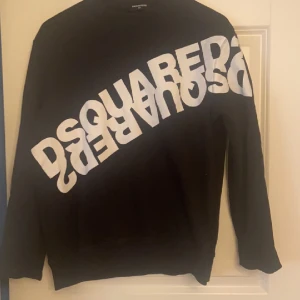 Dsquared2 longsleeve tröja - Säljer en Dsquared2 longsleeve som är använd ett par gånger men fortfarande i bra skick. Storlek är 16y men den passar fortfarande mig som har storlek S. Tveka inte på att skriva till mig om ni har några frågor eller vill se fler bilder. (Köpt på NK) 